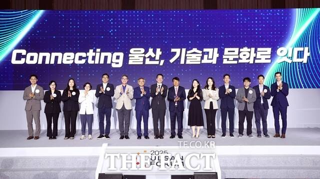 지난 24일 울산시 울주군 울산전시컨벤션센터(UECO)에서 열린 ‘2025 울산포럼’에서 최창원(오른쪽 8번째) SK수펙스추구협의회 의장과 이윤철(오른쪽 7번째) 울산상공회의소 회장 등 주요 참석자들이 기념촬영을 하고 있다. /SK이노베이션