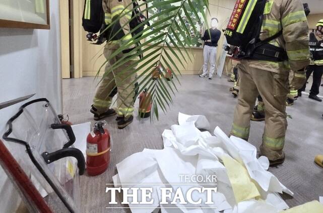 25일 오후 세종정부청사 고용노동부청사 6층 장관 집무실 앞에서 한 50대 남성이 인화물질을 뿌려 사무실앞이 어지러져 있다. /세종소방본부