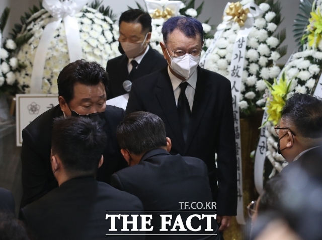 한국 코미디의 초석을 다진 전유성은 방송 현장에 개그맨이라는 명칭을 본격적으로 퍼뜨려 전문성과 자긍심을 가진 신세대 웃음꾼들의 위상을 정립한 것으로도 유명하다. 사진은 고 송해의 영결식 당시. /더팩트 DB