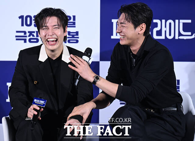 배우 강하늘(왼쪽)과 김영광이 25일 서울 용산구 CGV 용산 아이파크몰에서 열린 영화 퍼스트 라이드의 제작보고회에 참석해 웃음을 터뜨리고 있다. /이새롬 기자