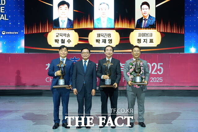 천안시는 24일 천안흥타령춤축제 2025 주무대에서 ‘제42회 천안 시민의 상’ 시상식을 개최했다. /천안시