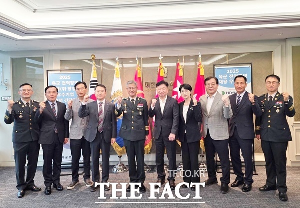 대전일자리경제진흥원이 24일 서울에서 개최된 육군 전역장병 채용 우수기업 초청 간담회에서 육군본부로부터 육군 전역장병 취·창업 지원 공로를 인정받아 감사패를 받았다. /대전일자리경제진흥원