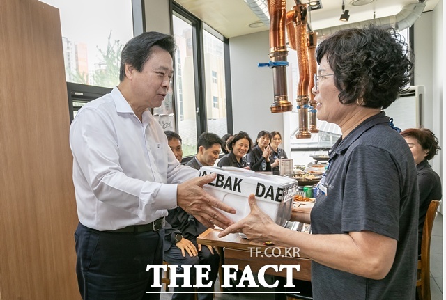 강기윤 한국남동발전 사장과 청소 용역 근로자들이 중식 간담회를 갖고 있다./한국남동발전