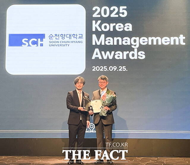 2025 한국경영대상 시상식에서 김영규 심사위원장이 순천향대 김기덕 교학부총장에게 인재 육성 부문 대상을 수여하고 있다. /순천향대학교