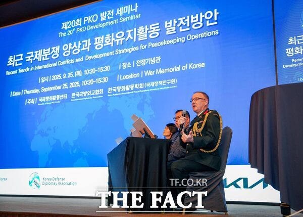 국방대학교 국제평화활동센터가 25일 서울 용산 전쟁기념관에서 한국국방외교협회 및 한국평화활동학회와 함께 국내·외 안보 전문가들이 모여 ‘국제평화활동의 미래 방향’모색을 위해 제20회 PKO 발전 세미나를 열었다. 사진은 제1세션에서 주한 캐나다 국방무관 육군대령 지노 크레티앵이 토론 중이다. /국방대학교