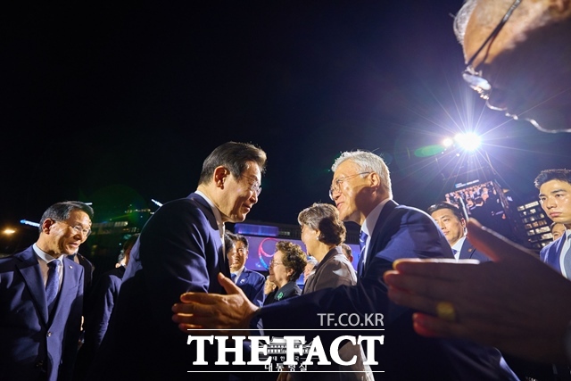 이재명 대통령은 전직 대통령들과 배우자들에게 대통령 시계와 8도 수산물 등이 담긴 추석 명절선물을 전달한다. 이 대통령이 8월 15일 오후 서울 광화문광장에서 열린 국민임명식에 입장하며 문재인 전 대통령과 인사를 나누고 있다. /대통령실