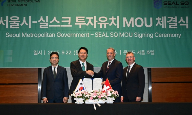 9월 22일 오전 열린 서울시-실스크사 투자유치 MOU에서 오세훈 서울시장을 비롯한 참석자들이 협약 체결 후 기념촬영을 하고 있다. 왼쪽부터 주용태 경제실장, 오세훈 서울시장, 데이빗 퍼거슨 WISeKey 부회장 겸 실스크 이사, 로익 아몽 실스크(SEALSQ) /서울시