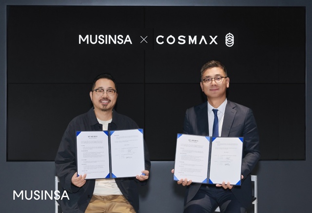 MOU 체결식에서 최재영 무신사 커머스부문장(왼쪽)과 최재우 코스맥스 국내마케팅본부 부문장이 기념사진을 촬영하고 있다. /무신사