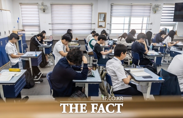 교육부가 25일 내놓은 고교학점제 개선책은 크게 학생 지원과 교원 업무 경감 두 가지로 나뉜다. 사진은 서울의 한 고등학교./더팩트 DB