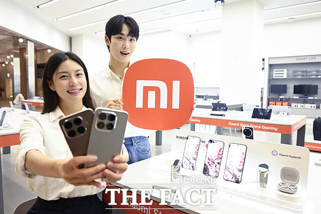 25일 서울 오전 광진구 샤오미 스토어 2호점에서 열린 개장 행사에서 모델들이 15T 프로를 선보이고 있다. /장윤석 기자