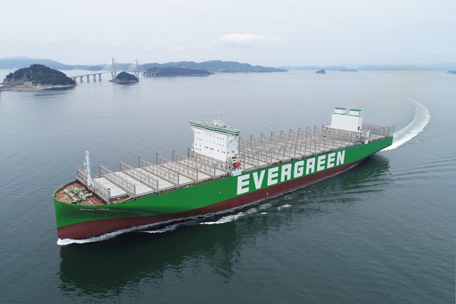 삼성중공업은 독자 개발한 AI 자율운항시스템(SAS)을 검증하기 위한 태평양 횡단 실증을 성공적 마쳤다고 25일 밝혔다. 대만 에버그린사의 1만5000TEU급 컨테이너운반선. /삼성중공업