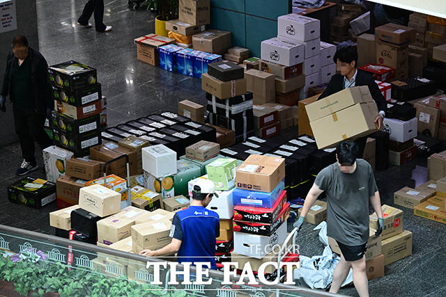 대명절 추석 연휴를 일주일여 앞둔 25일 오전 서울 여의도 국회 의원회관에 택배 물품이 쌓이고 있다. /국회=남윤호 기자