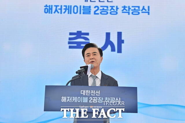 김태흠 충남도지사가 25일 당진 아산국가산업단지 고대지구에서 열린 해저케이블 2공장 착공식에 참석해 축사를 하고 있다. /충남도