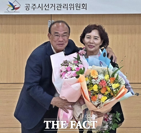 이은정 후보가 남편인 김정업 전 조합장으로부터 축하 꽃다발을 받고 있다. /김형중 기자