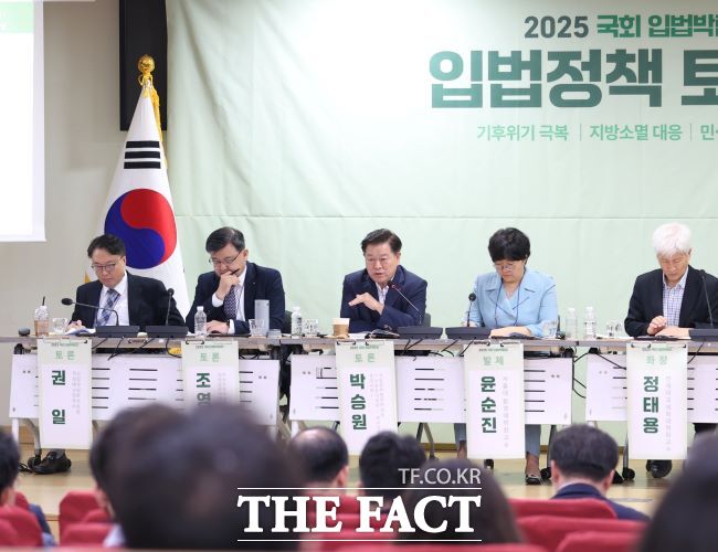 박승원 광명시장이 ‘국회 입법박람회 기후위기 입법정책 토론회’에서 발언하고 있다./광명시