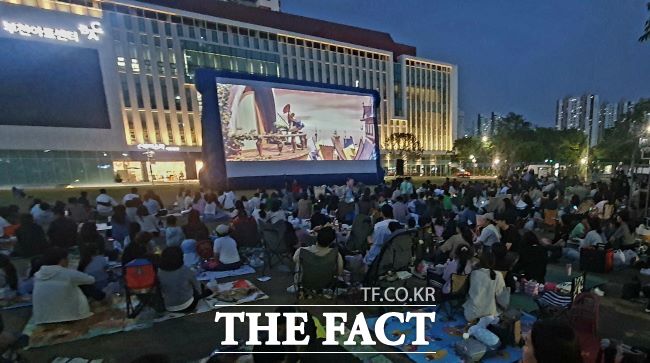 부천시청 잔디광장에서 진행된 오픈시네마에서 시민들이 영화를 관람하고 있다./부천시