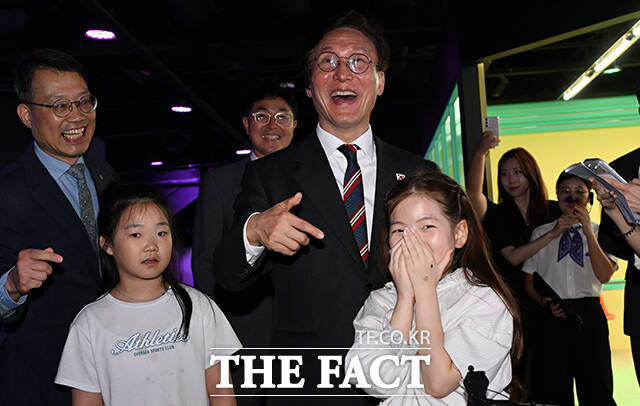 김민석 국무총리(가운데)가 25일 오후 서울 중구 한국관광공사 하이커 그라운드를 방문해 K팝 댄스 공연을 관람하는 어린이들과 함께 미소를 짓고 있다. /임영무 기자