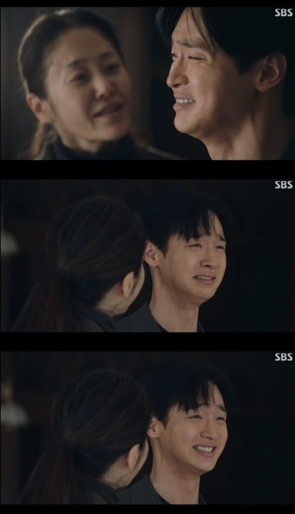 배우 장동윤이 사마귀에서 웃는 듯 우는 듯한 모호한 표정으로 부자연스러움을 전하고 있다. /방송 화면 캡처