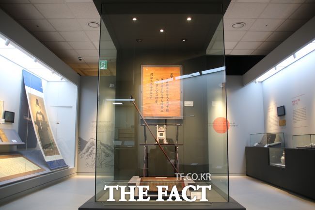 광명역사관 상설전시실 모습. 정원용이 임금으로부터 하사받은 궤장이 보인다. /광명시