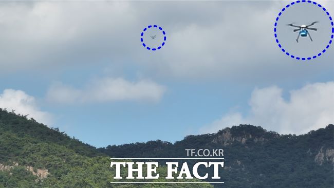 안양 불성사로 물품을 배송하는 배달드론(원 안) 모습./안양시