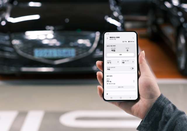 현대자동차·기아가 삼성전자 글로벌 스마트홈 플랫폼 삼성 스마트싱스(SmartThings)와 커넥티드 카 서비스를 연동한 홈투카(Home-to-Car) 서비스를 개시한다. 삼성 스마트싱스로 커넥티드 카 서비스를 이용하는 모습. /현대차그룹