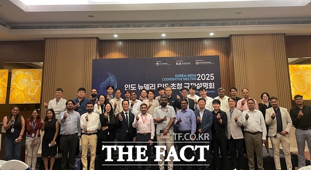 인도 뉴델리 BIS초청 규제설명회에 참석한 관계자들이 단체 기념사진을 촬영하고 있다./KTL