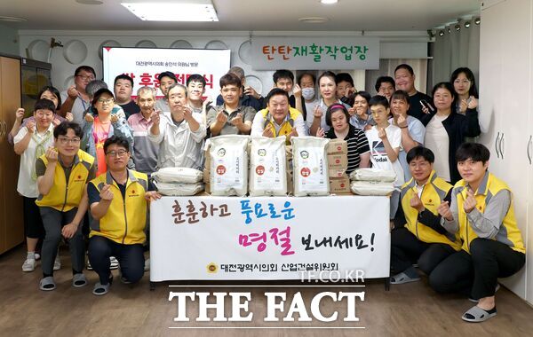 송인석 대전시의회 산업건설위원장(국민의힘, 동구1)이 25일 동구 소재 장애인 재활시설 탄탄재활작업장을 방문해 위문품을 전달했다. /대전시의회