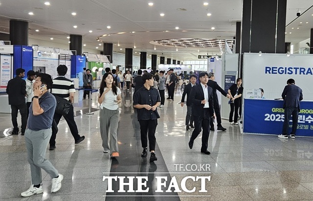 25일 제주국제컨벤션센터에서 공식 개막한 2025 그린수소 글로벌 포럼(with 글로벌 분산에너지 포럼) 행사장 모습. /제주=박병립 기자