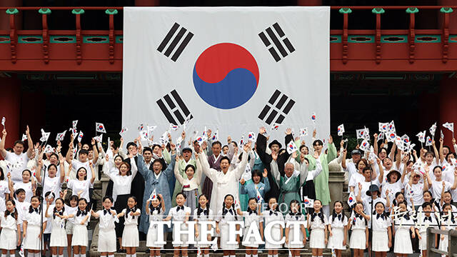 서울시가 독립유공자 의료비 지원 대상을 확대한다. 사진은 지난해 광복절 기념 타종식에서 오세훈 서울시장, 파리올림픽 유도 은메달리스트인 허미미 선수 등 독립유공자의 후손들과 시민 대합창단이 만세삼창을 하고 있는 모습. /더팩트 DB