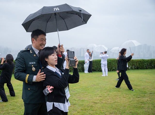 지난 24일 서울 광진구 그랜드 워커힐 서울에서 개최한 군인가족의 날 힐링데이 행사에 앞서 국군모범용사상 수상 장병과 가족들이 사진을 찍고 있다. /한화에어로스페이스