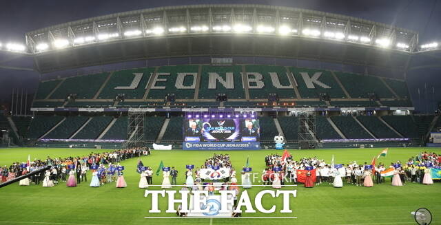 25일 오후 전주월드컵경기장에서 개막한 2025 전주드론축구월드컵(FIDA World Cup Jeonju 2025) 대회의 개막식에서 선수단이 입장해 개회 선언을 지켜보고 있다. /전주시