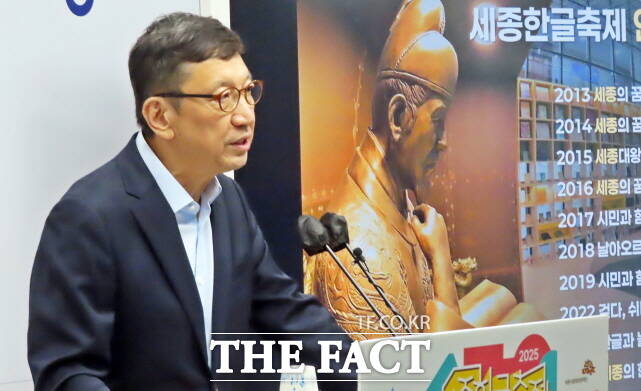 박영국 세종시문화관광재단 대표이사가 25일 시청 정음실에서 2025 세종한글축제에 대해 설명하고 있다. /김형중 기자