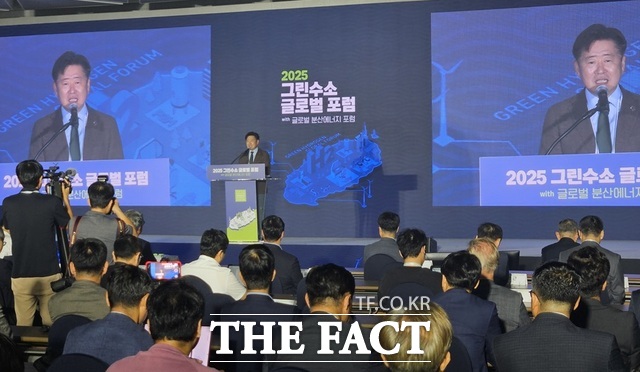 오영훈 제주도지사가 25일 제주국제컨벤션센터에서 열린 2025 그린수소 글로벌 포럼(with 글로벌 분산에너지 포럼) 개회사를 하고있다. /제주=박병립 기자