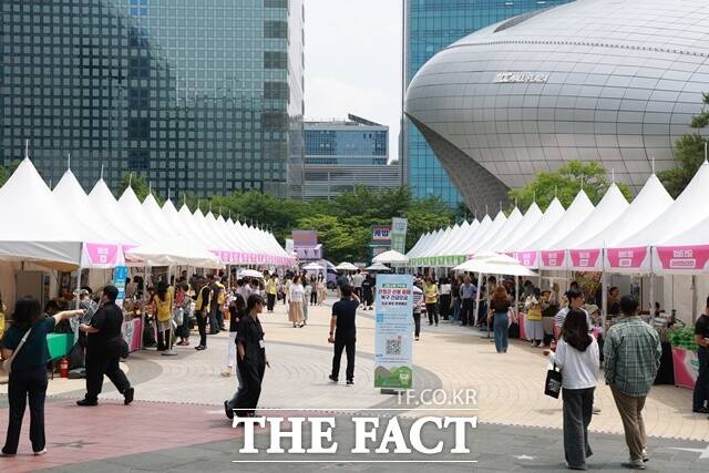지난 6월 상암 화광장에서 열린 서울 희망장터 모습. /산청군