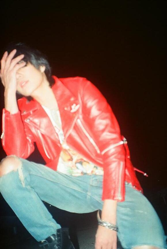 가수 김규종이 25일 포토북 Overture를 출간하고 새로운 활동에 나섰다./커넥텀 엔터테인먼트