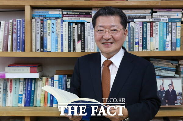 진동규 전 유성구청장이 24일 <더팩트>와 인터뷰를 진행한 후 기념촬영을 하고 있다. /정예준 기자