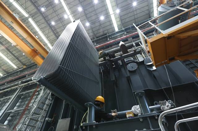 효성중공업 창원공장 직원들이 변압기를 조립하고 있다. /효성그룹