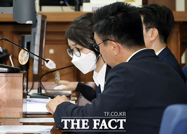 김건희 여사 연루 의혹을 수사하는 민중기 특별검사팀은 25일 브리핑에서 이날 오전 10시부터 이우환 화백 그림 의혹과 관련해 김 여사를 특정범죄가중처벌법(특가법)상 뇌물 혐의 피의자로 조사 중이라고 밝혔다. /사진공동취재단