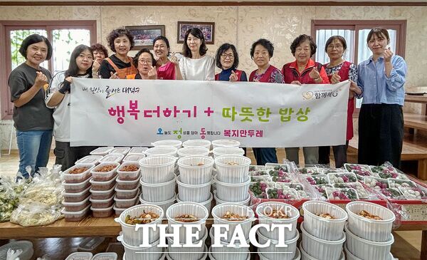 대전 대덕구 오정동 복지만두레가 추석을 앞두고 24일 식사 준비가 어려운 저소득 홀몸어르신과 장애인 등 50가구에 명절 음식 꾸러미를 전달했다. /대덕구