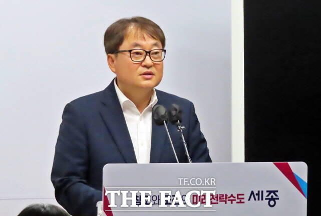 김현기 세종시 경제산업국장이 25일 시청 정음실에서 기자회견을 열고 소상상공인 지원대책에 대해 발표하고 있다. /김형중 기자