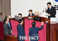  명패수 보다 많은 투표수에 국회법 설명하는 우원식 국회의장 [TF사진관]