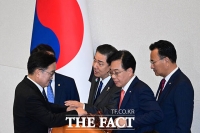  명패수 보다 1표 많은 투표지…'처리 방안'에 고심한 우원식 국회의장 [TF사진관]