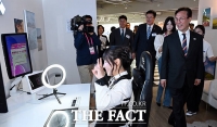  유튜브 제작 체험관 둘러보는 김민석 국무총리 [포토]