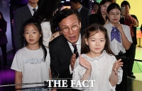  어린이들과 K팝 댄스 공연 관람하는 김민석 국무총리 [포토]