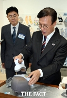  양말 커스텀 체험하는 김민석 국무총리 [포토]