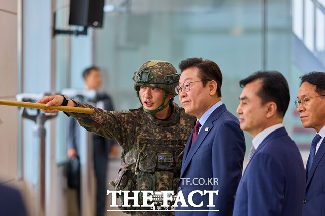 이재명 대통령이 12일 오후 강원도 화천군 소재의 육군 제7보병사단을 찾아 군 관계자에게 설명을 듣는 모습. /대통령실