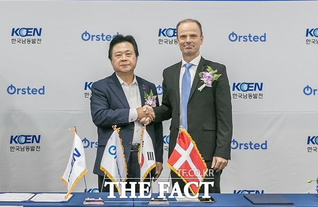 한국남동발전이 경남 진주 본사에서 덴마크 오스테드와 인천 해상풍력 개발을 위한 MOU를 체결했다./한국남동발전
