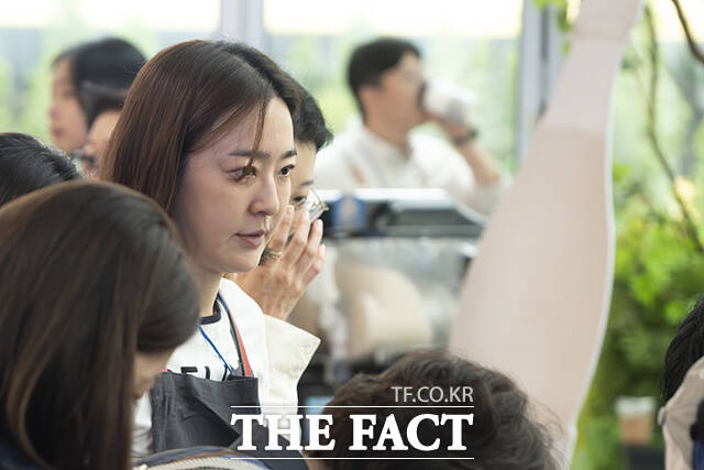 미래회 멤버인 백수미 한세예스24문화재단 이사장이 지난 24일 서울 중구 장충동 크레스트72에서 열린 제23회 미래회 자선 바자회에 참여하고 있다. /장윤석 기자