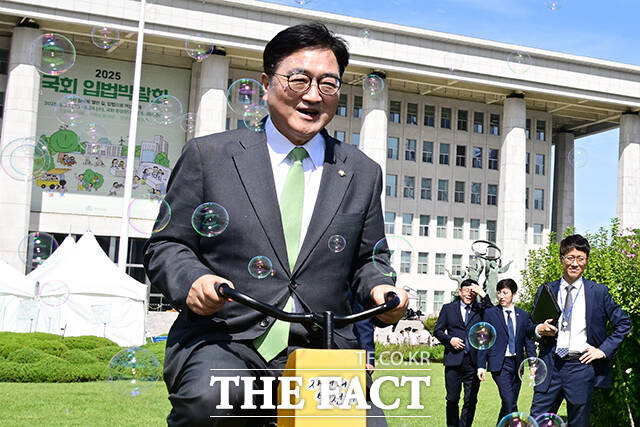 지난 23일 오전 서울 여의도 국회 잔디마당에서 열린 국회 입법박람회에 참석해 자전거 발전기를 시연하는 우원식 국회의장. /남윤호 기자