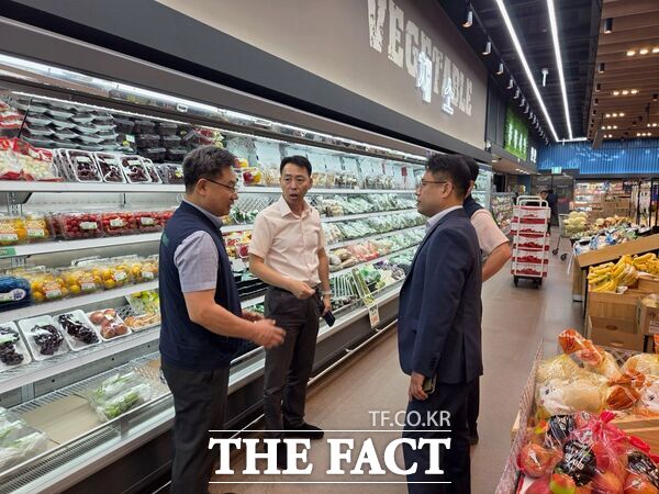 농협중앙회 대전검사국이 25일 서부농협 하나로마트 변동점을 찾아 식품안전 준수사항을 점검하고 지도했다. /농협대전본부